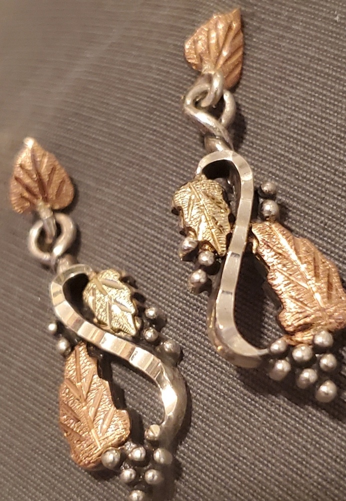 Black Hills Gold Dangle Earrings w/Leafs